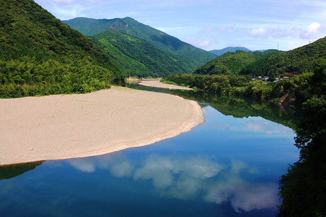 BLUE RIVER & URBAN BEACH